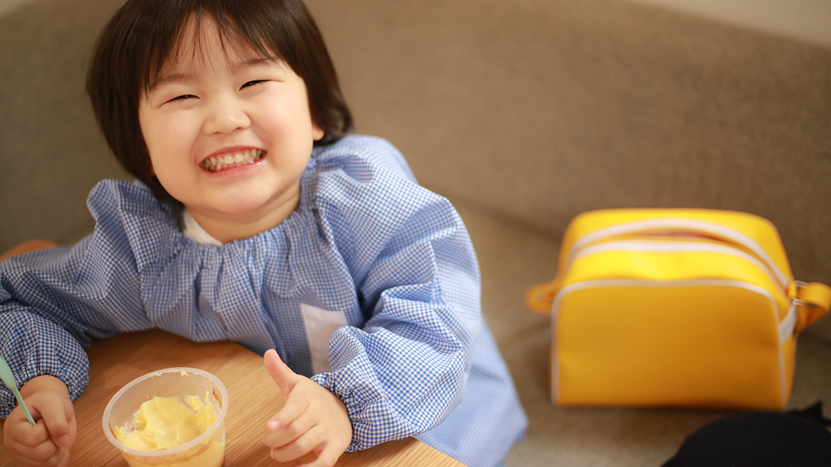プリンを食べている男の子